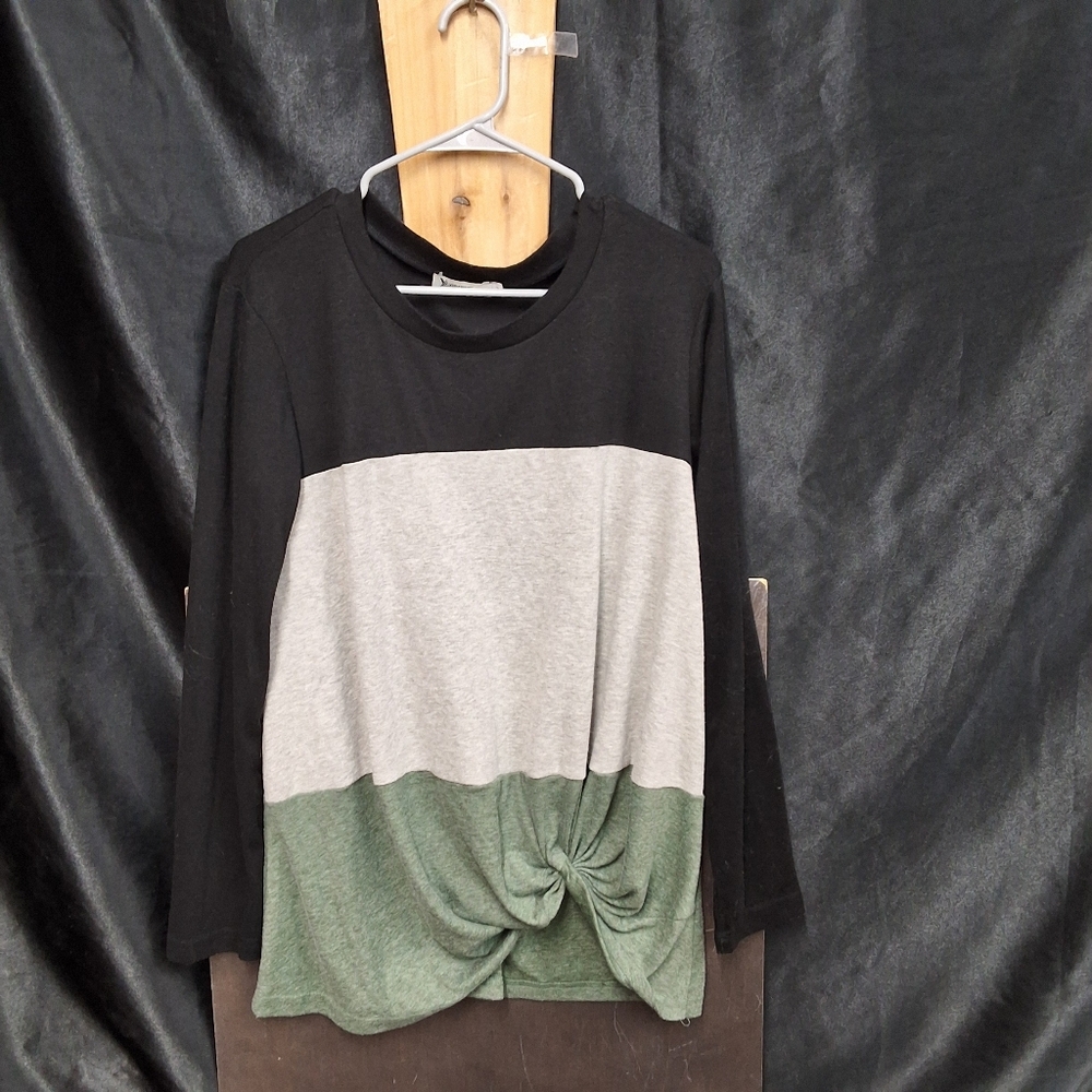 Yidarton Black Top with Multicolor Accents size womens L (Oversized) - Picture 6 of 14